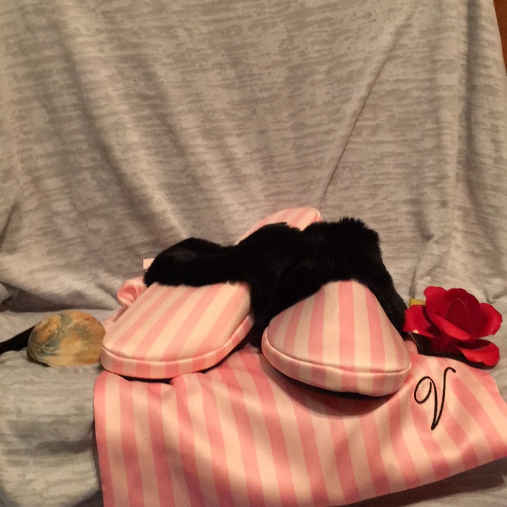 NWT VICTORIAS SECRET SLIPPERS